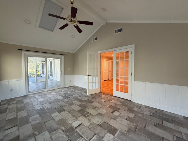 Building Photo - Renovated Home close to TMH avail NOW!!!