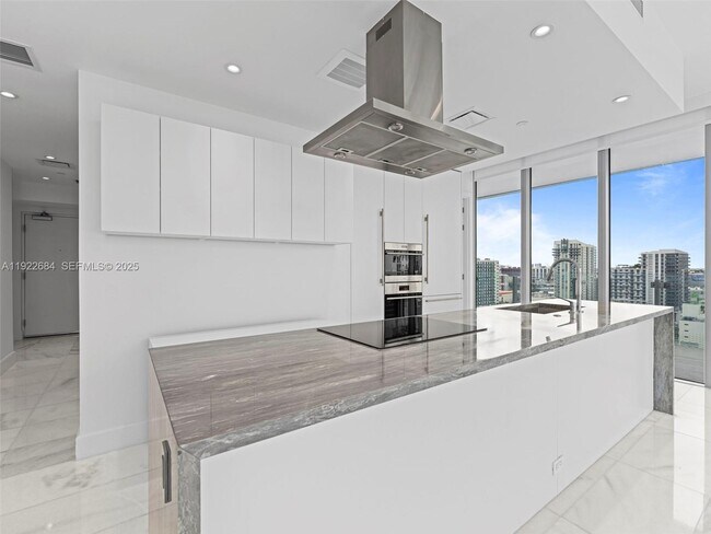 Building Photo - 700 NE 26th Terrace