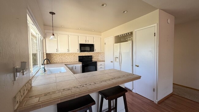 Building Photo - 672 Swallow Dr