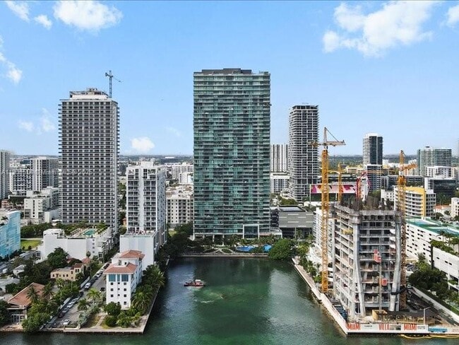 Building Photo - 460 NE 28th St