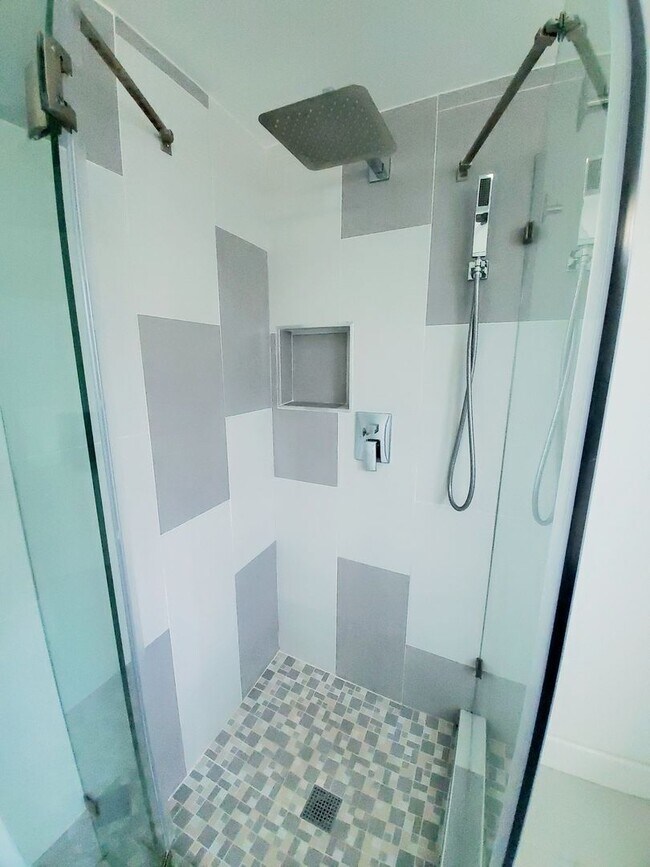 Building Photo - Lovely top floor condo unit; 2 bed/ 2 bath