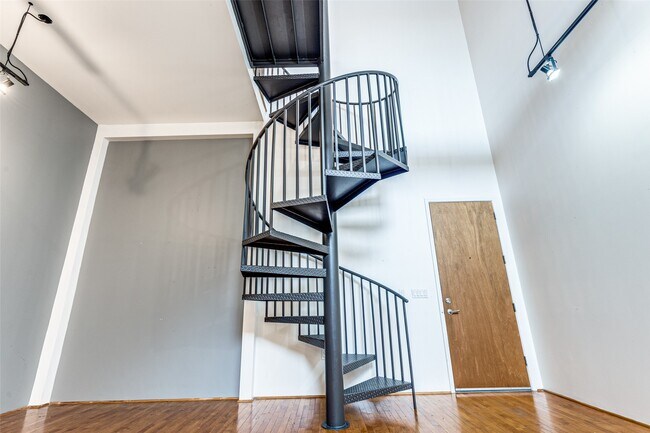 Building Photo - 1312 Live Oak St