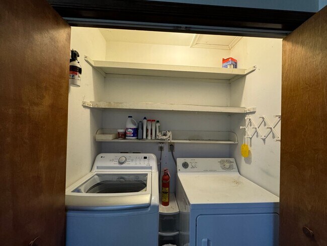 Building Photo - Rent free December & January  ! Sign a lease in December and enjoy December and January rent free!