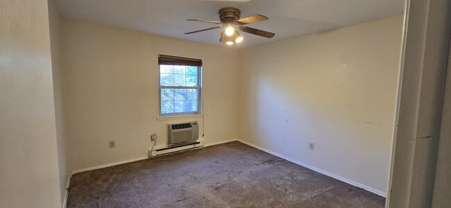 Building Photo - 142 E Maple St