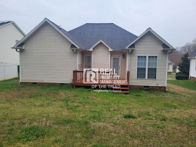 Building Photo - Newly Renovated Now Ready! One level 3BR/2...