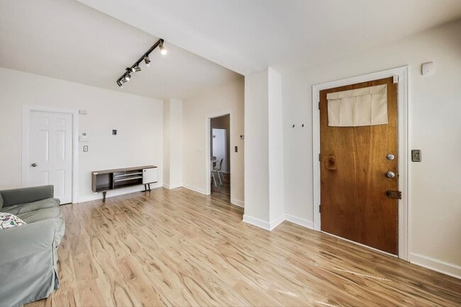 Building Photo - 2643 N Mildred Ave