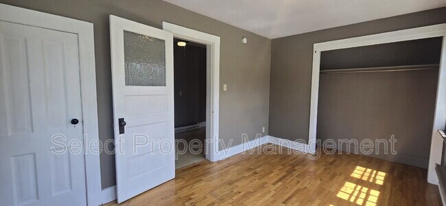 Building Photo - 912 Loree St