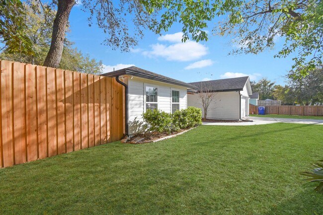 Building Photo - 101 Azalea Rd