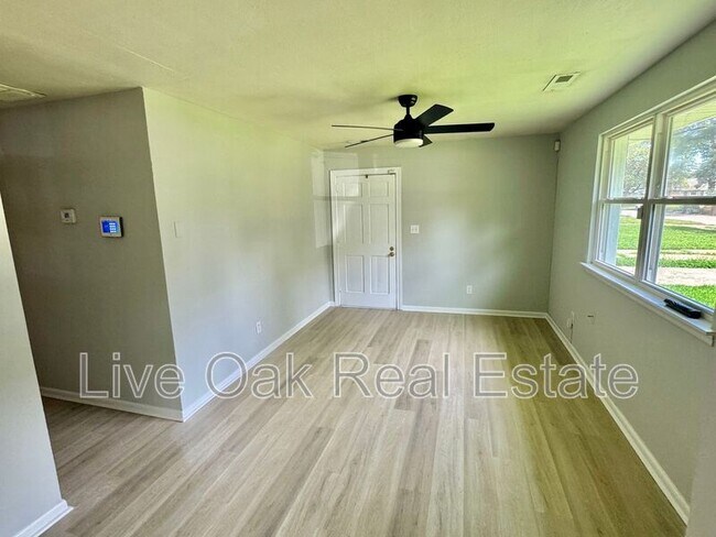 Building Photo - 314 Woodview Ave