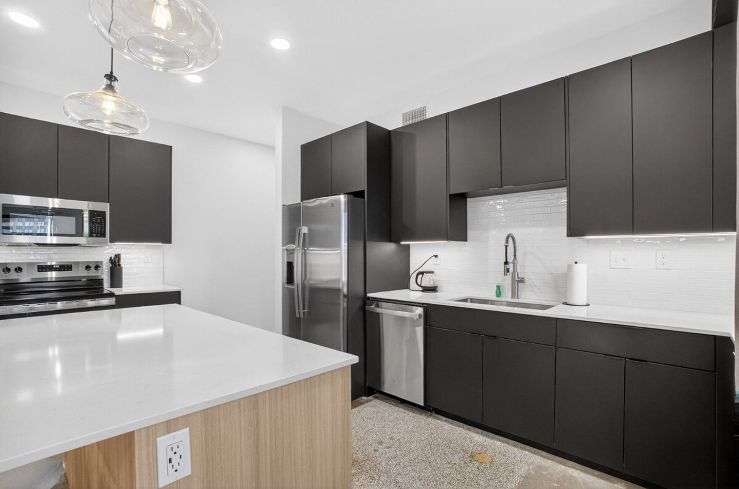 Building Photo - 100 W 5th St