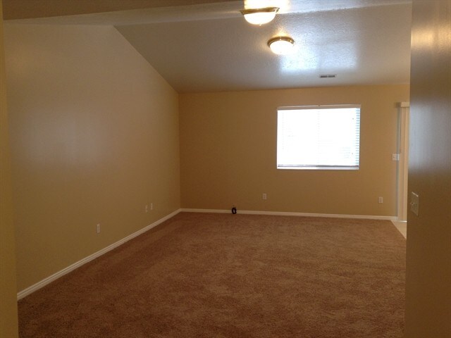 Building Photo - 555 E 700 N