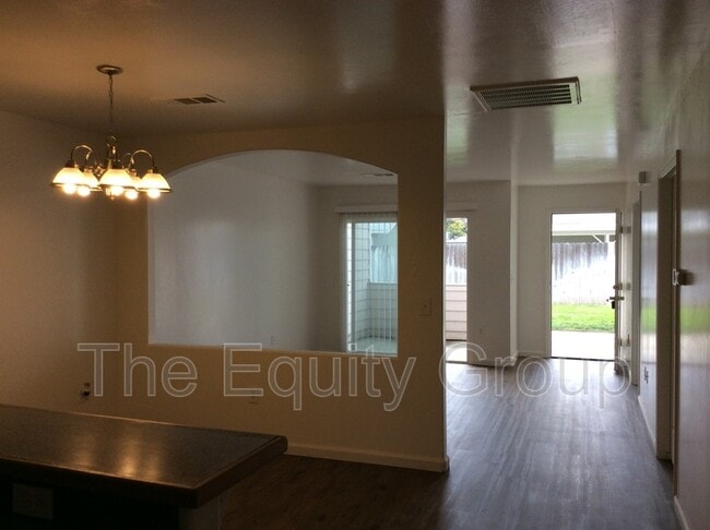 Building Photo - 437 N Park St