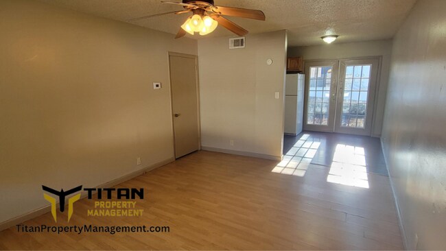 Building Photo - 2 Bed/1 Bath Townhouse with 2 Closets in Main Bedroom!
