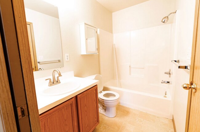 Building Photo - Spacious 3 Bed 2 Bath Townhome * Available July!