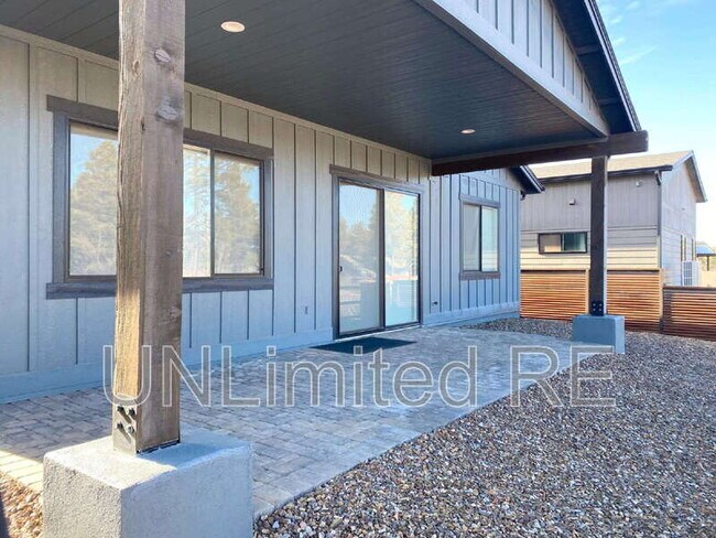 Building Photo - 2717 S Vega St