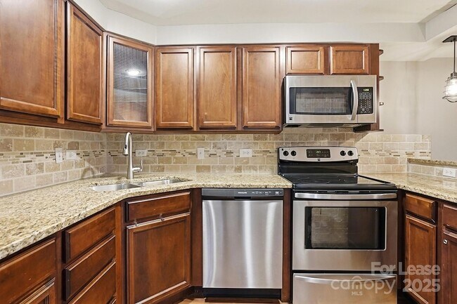 Building Photo - 229 N Poplar St