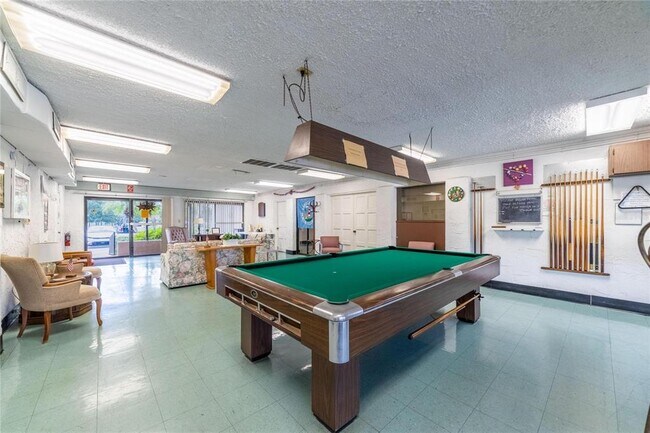 Building Photo - 4112 Hampton Dr