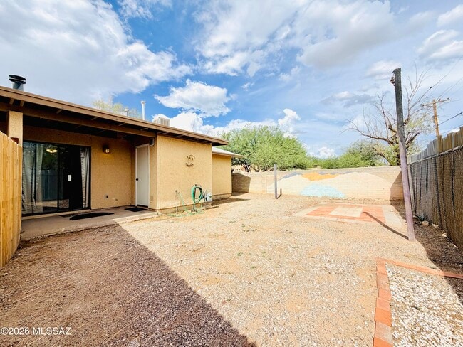Building Photo - 1028 E Hedrick Dr