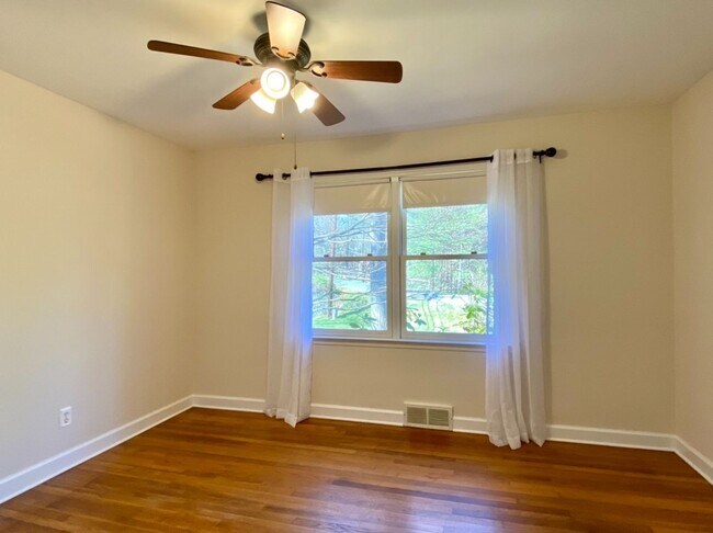Building Photo - Beautiful Creekside Cottage in North Asheville