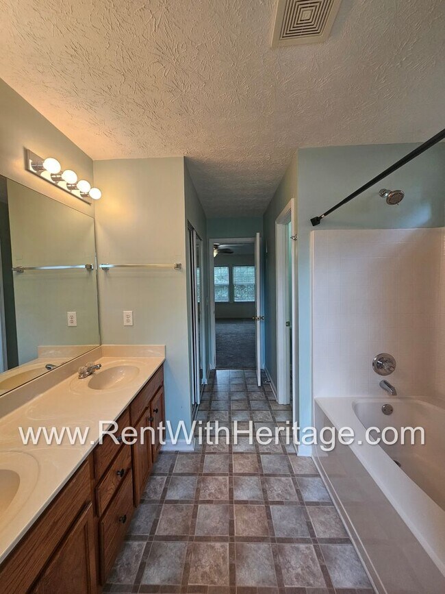 Building Photo - Gorgeous 5 bedroom, 2.5 bath / Attention t...