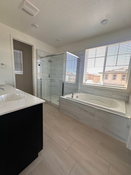 Building Photo - 2476 Laramie Cir
