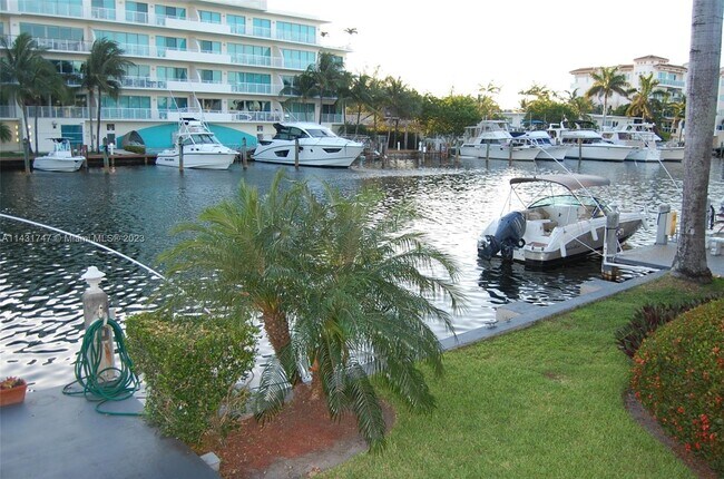 Building Photo - 180 Isle of Venice Dr