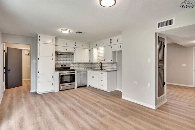 Building Photo - 1113 Lincoln Dr