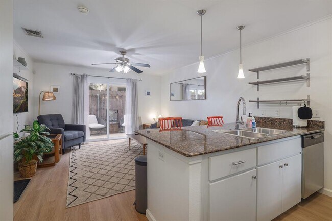 Building Photo - 1422 Collier St