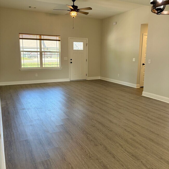 Building Photo - 3 BEDROOM 2 BATHROOMS