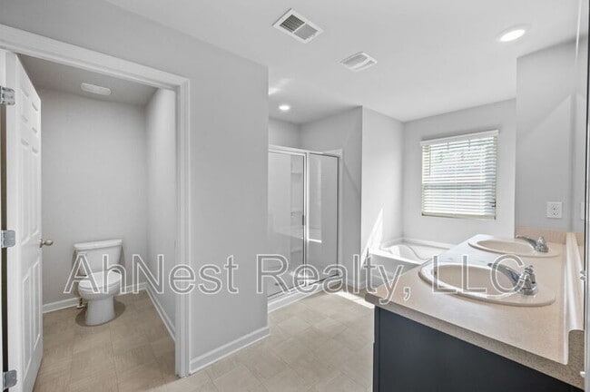 Building Photo - 3012 Hawthorn Farm Blvd