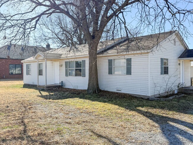 Building Photo - $500 OFF FIRST MONTHS RENT | 2.5 ACRE LOT! 4 Beds in Central Edmond!