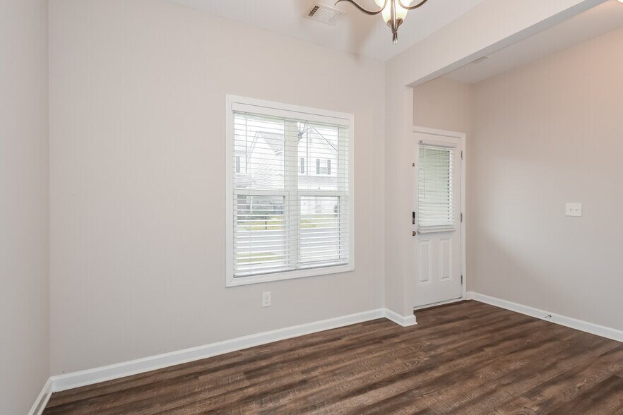 Building Photo - 19 Castlemoor Loop