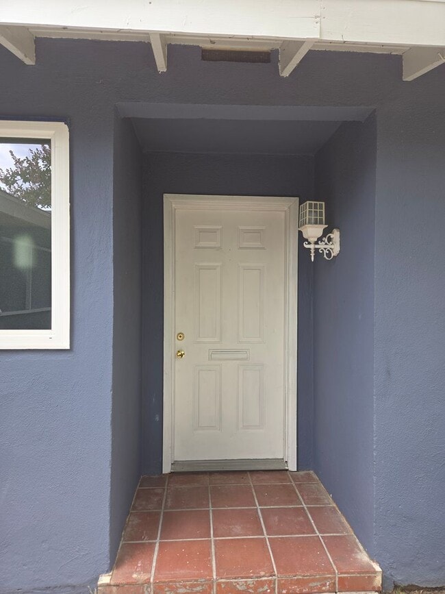 Building Photo - PRIVATE 3 bed/3 bath HOME + LARGE BONUS ROOM. NO OTHER UNITS ON PROPERTY.