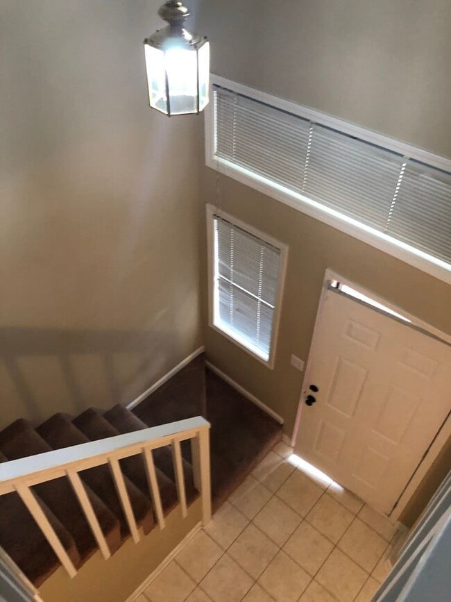 Building Photo - Rolling Acres - End Unit!  CARPET/LVP. WAS...