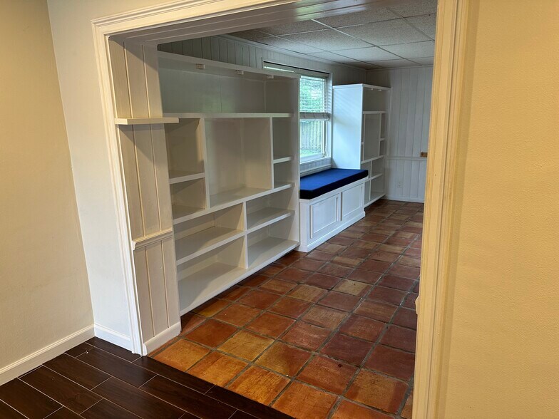 Building Photo - 825 Buttonwood Rd