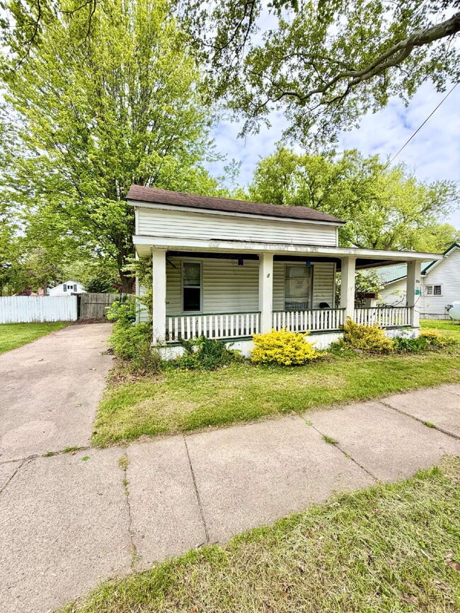 Building Photo - 3 Bedroom - 1 Bath Home WITH PROMO: ONE MONTH FREE!