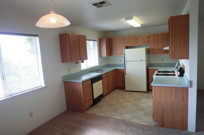 Building Photo - 2 BED 1 BATH DUPLEX