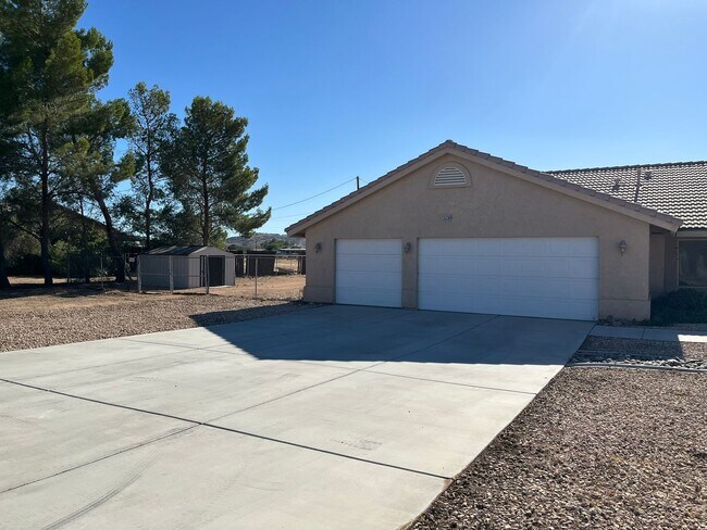Building Photo - 3 bedroom, 2 bathroom in Apple Valley!