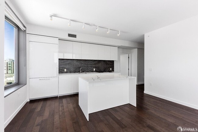 Building Photo - 1000 3rd St