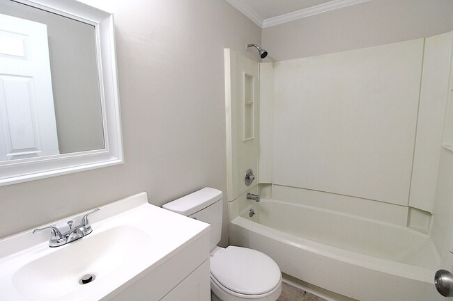 Building Photo - Charming 2 Bedroom, 1 Bath Home on Quiet C...