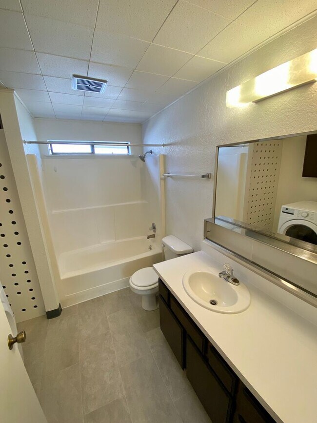 Building Photo - BF1211