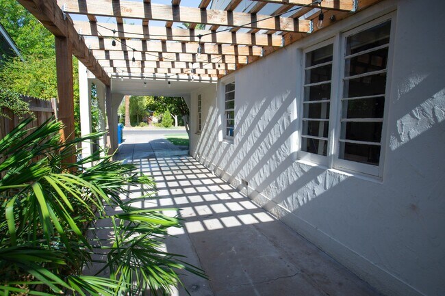 Building Photo - Charming Historic 3-Bed / 2-Bath Home Near...