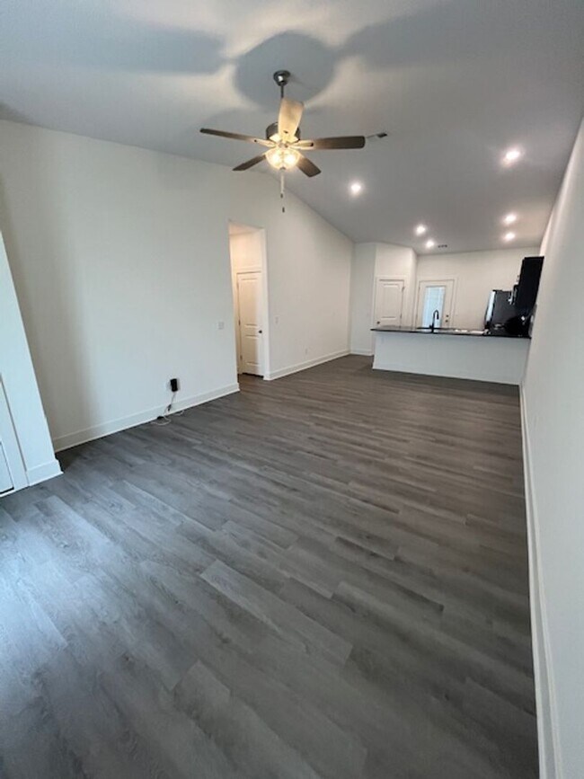 Building Photo - Beautiful 3-Bedroom Family Home for Rent in Fox Run!