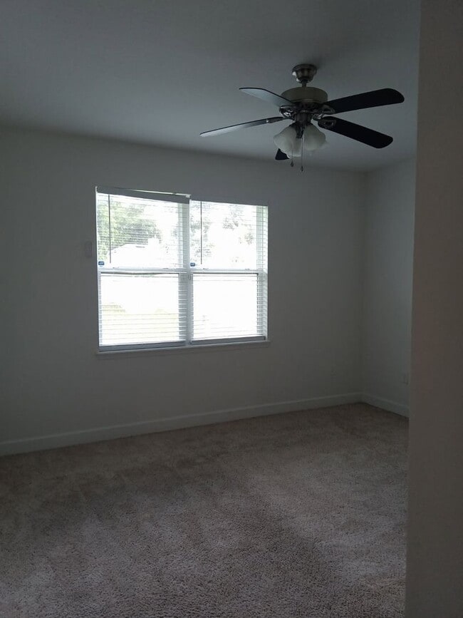 Building Photo - Spacious 4-Bedroom 2 Bathroom Apartment fo...