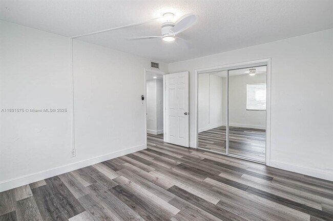 Building Photo - 2025 Miami Rd