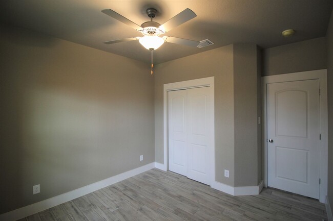 Building Photo - Located 1 Mile from IH 35/ No Carpet / Ton...