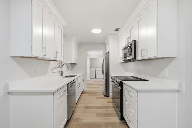 Building Photo - All Brick Home & Large Yard in Niceville!