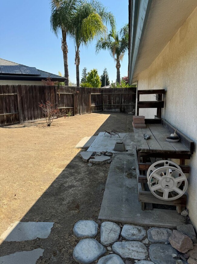 Building Photo - 3 bedroom 2 bath home in The Oaks