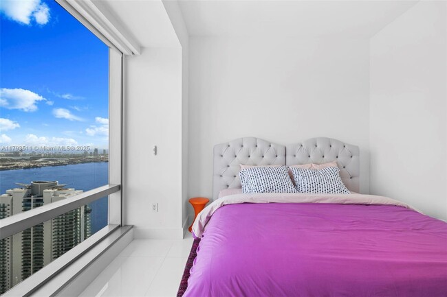 Building Photo - 1425 Brickell Ave