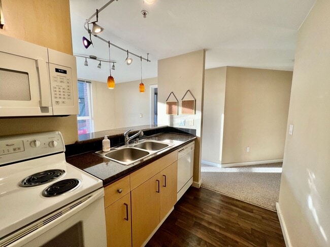 Building Photo - Spacious 2 Bedroom Condo at the Tobira – Central Location